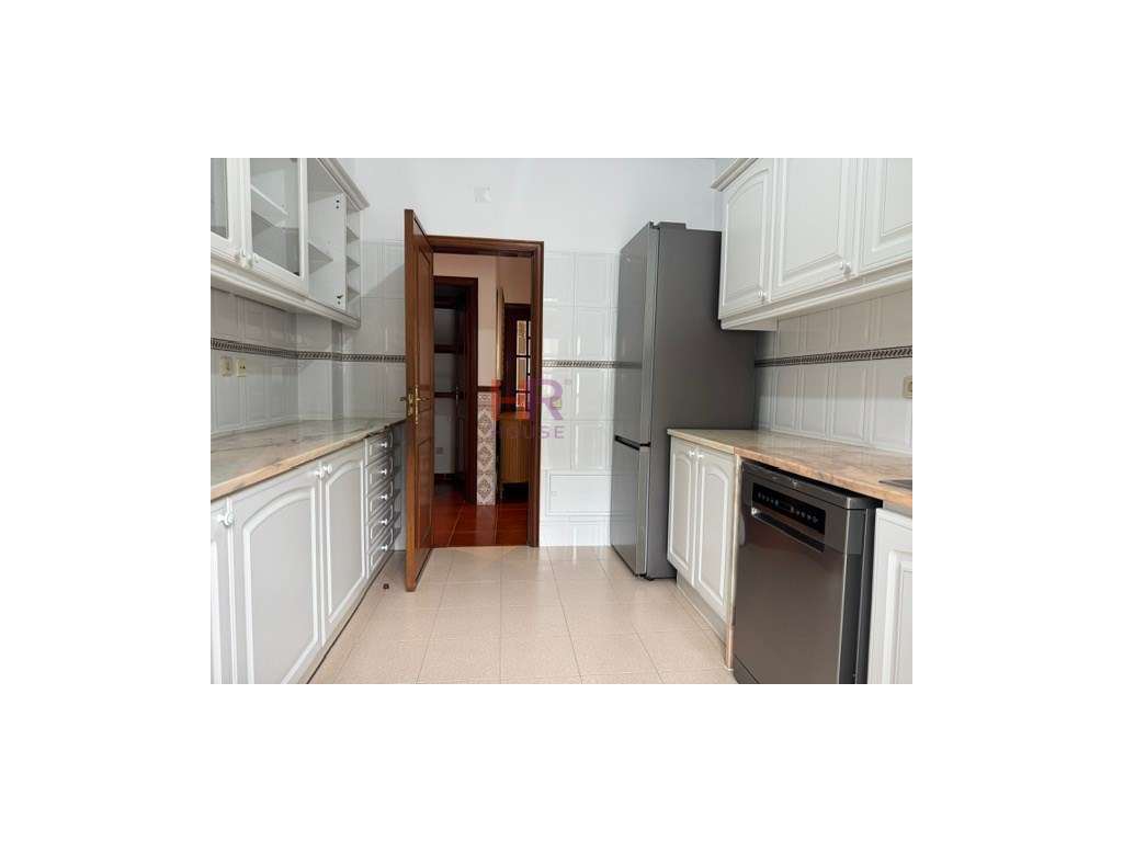 Vende-se T3 totalmente mobilado com três aparcamentos privativos. - Grande imagem: 5/30