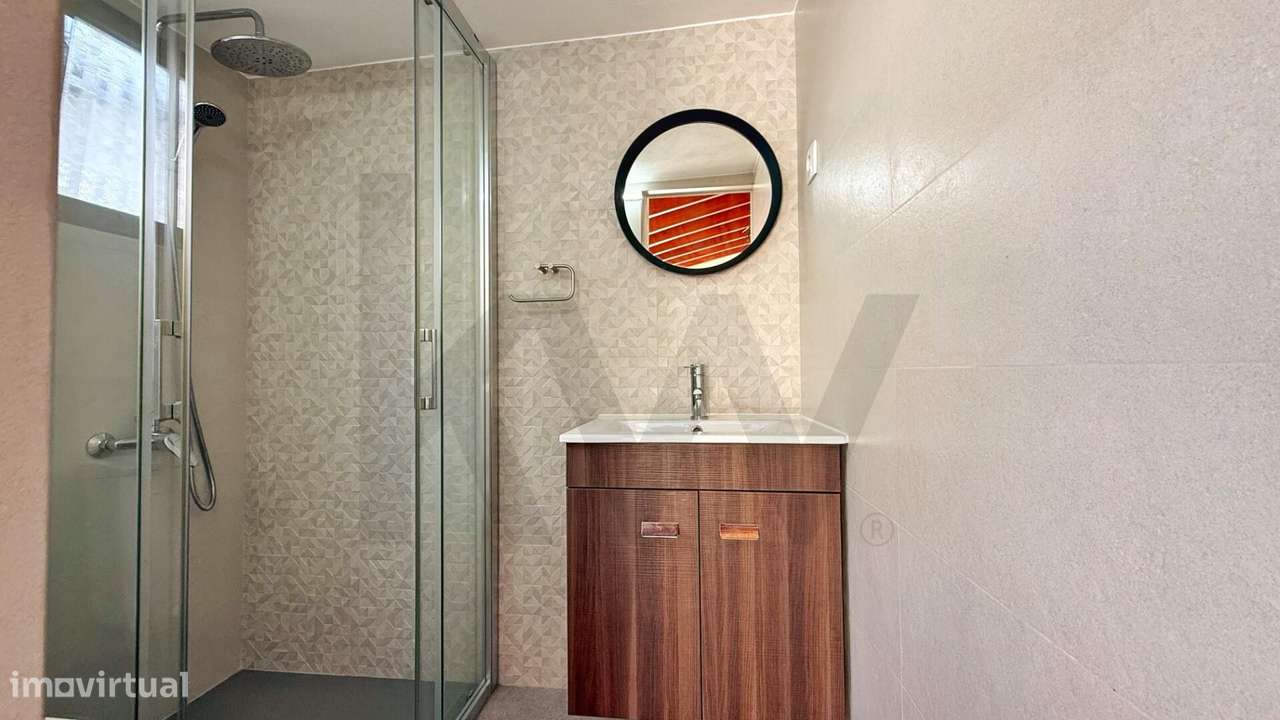 Moradia IsoladaT1+1 Totalmente Remodelada com Espaço Exterior e Garage - Grande imagem: 5/31