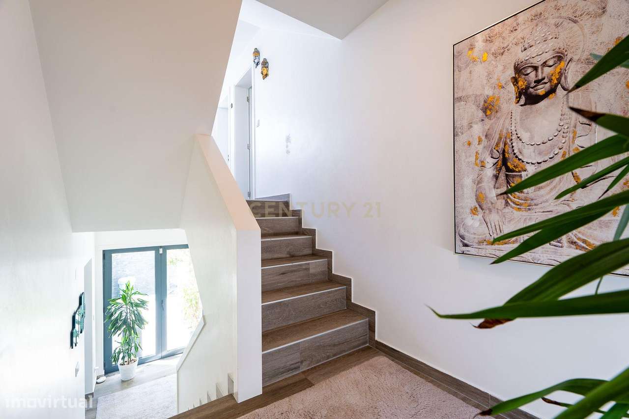 ** Moderna Moradia T4 c/ piscina e rooftop no condomínio privado "Vill-31