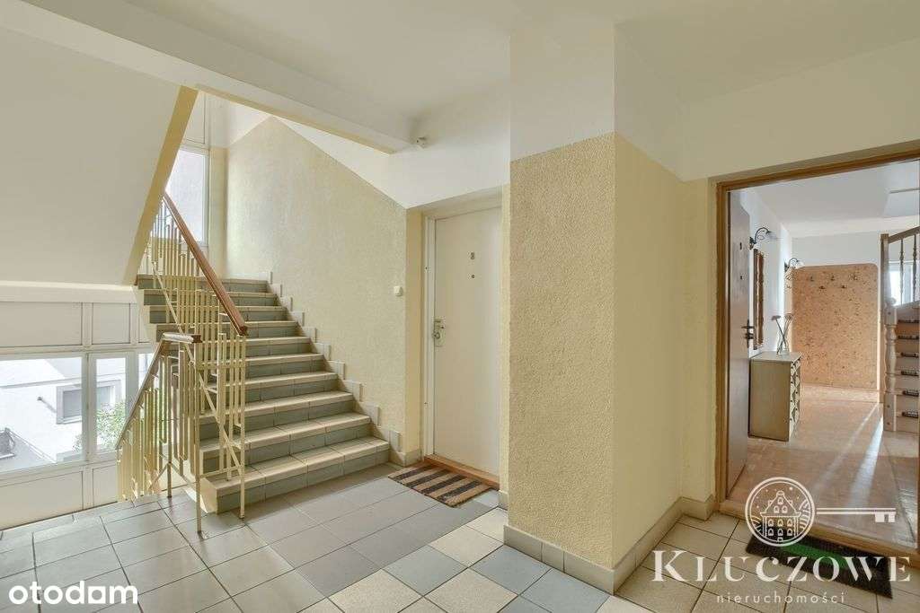 Ul. Pck, dwupoziomowe + m. postojowe w hali-17