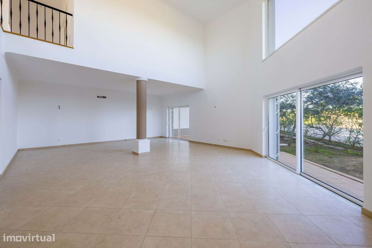 LUXUOSA MORADIA DE 4 QUARTOS NO SANTO ANTÓNIO GOLF RESORT, LAGOS – PRO - Grande imagem: 4/37