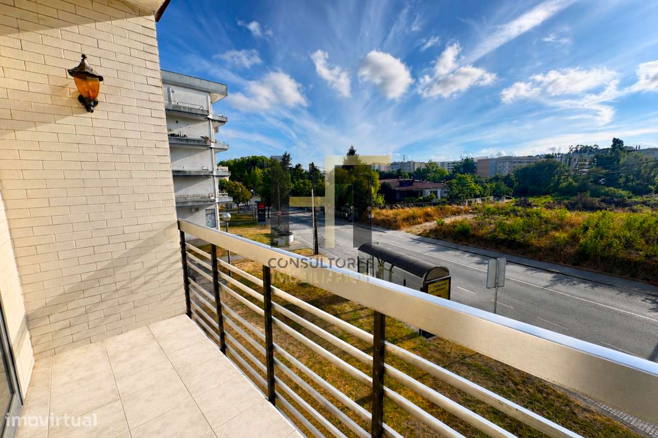 Apartamento T3 com Garagem e Duas Varandas a 5 Minutos do Metro e do I-11