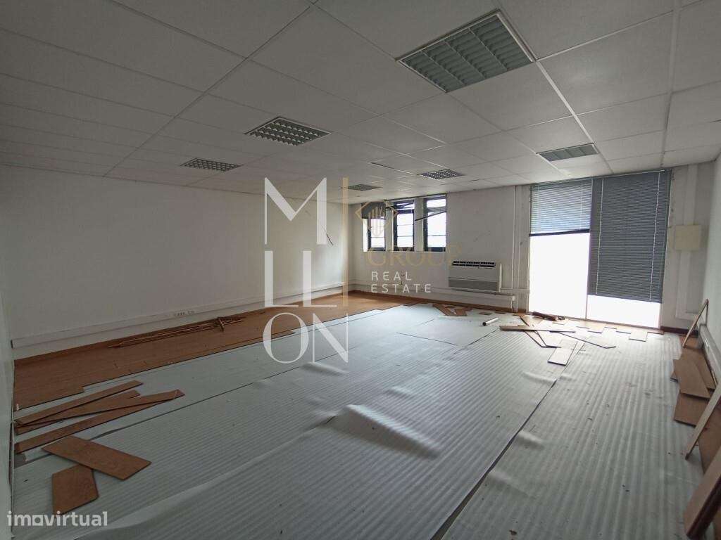 Edifício situado em São João da Madeira - Grande imagem: 5/13