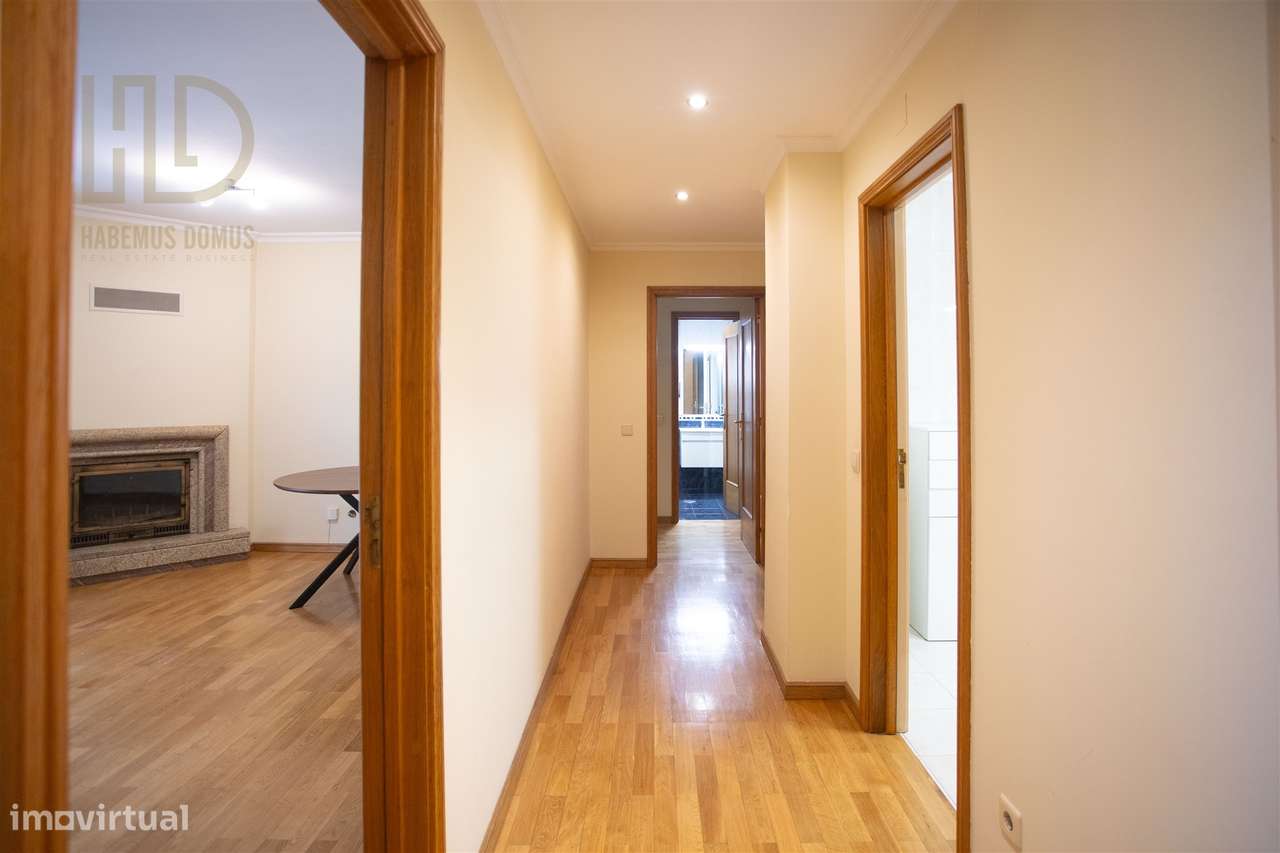 T2 renovado em frente ao metro Manuel Leão II - Grande imagem: 4/21