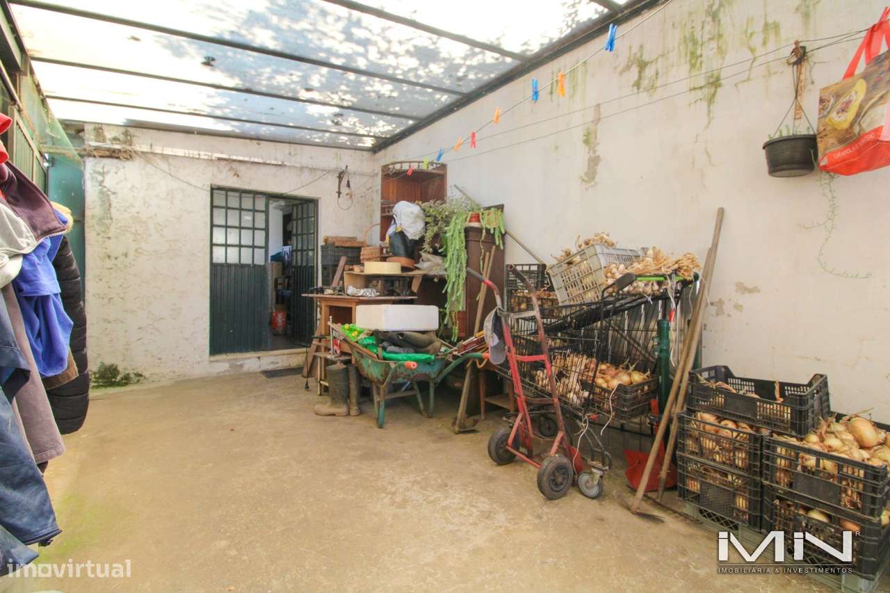 Mini Quinta com Construção Robusta, Poço, Adega e Viabilidade para Seg-28