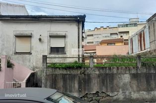 Moradia T1 térrea para reconstruir de três frentes à Venda Nova em Rio