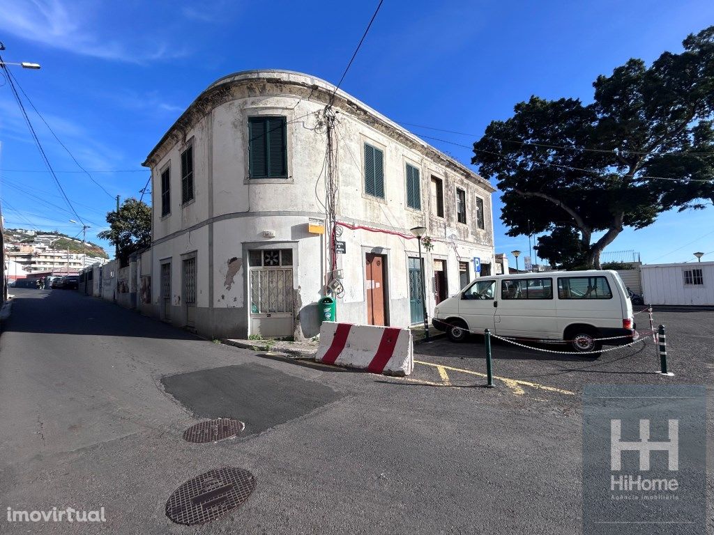 Edifício composto por 2 prédios contíguos no Lazareto com...