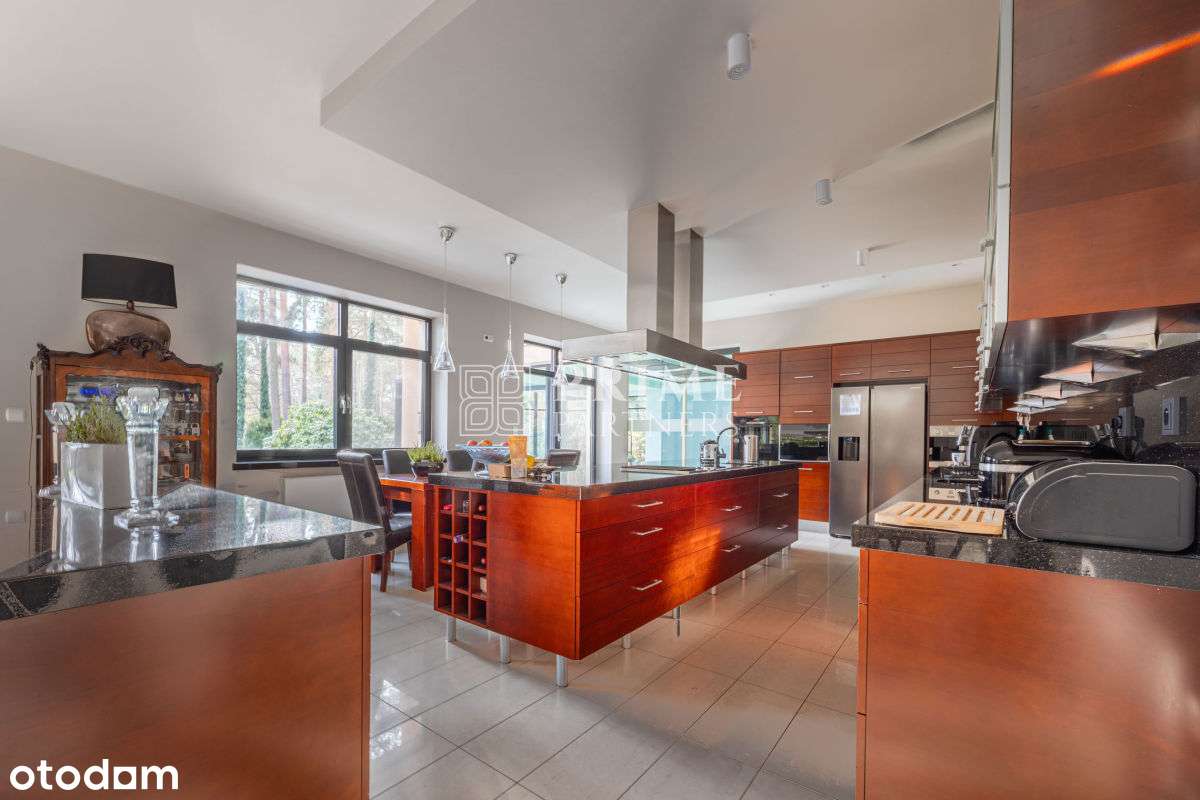 Reprezentacyjna rezydencja z basenem-7