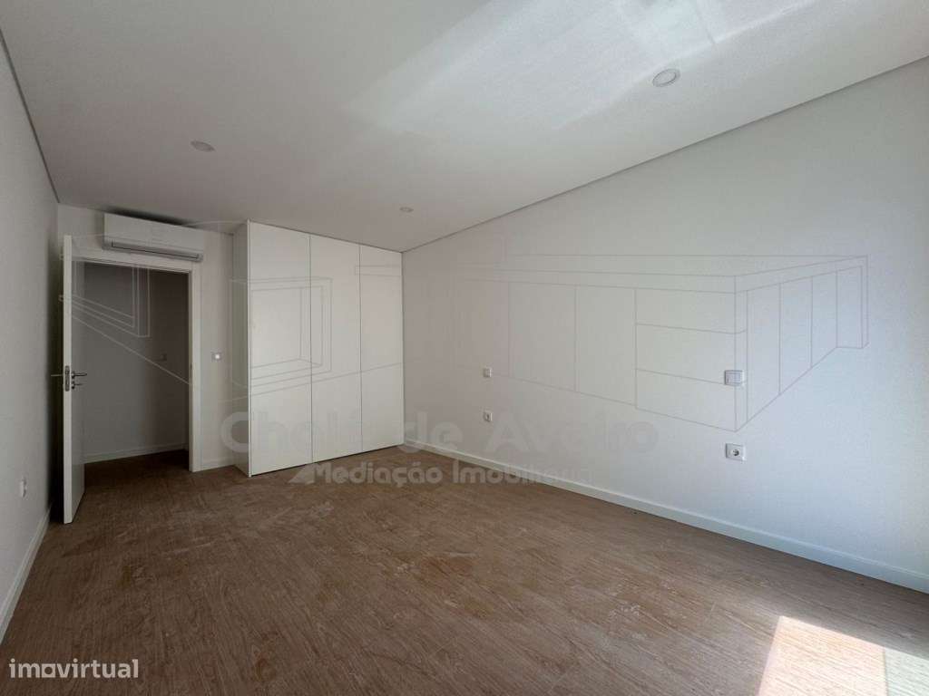 Apartamento T3 com 2 Lugares de Estacionamento em Esgueira | Aveiro-13