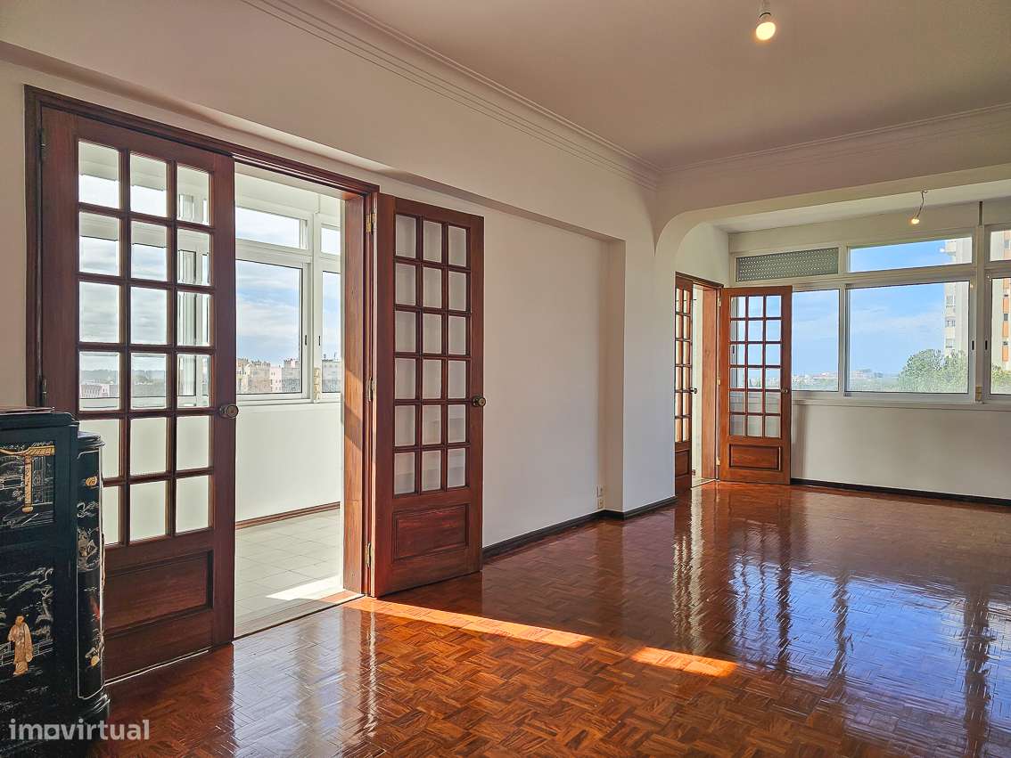 Apartamento T3 no Restelo: Luminosidade e Localização Premium para a S - Grande imagem: 3/21