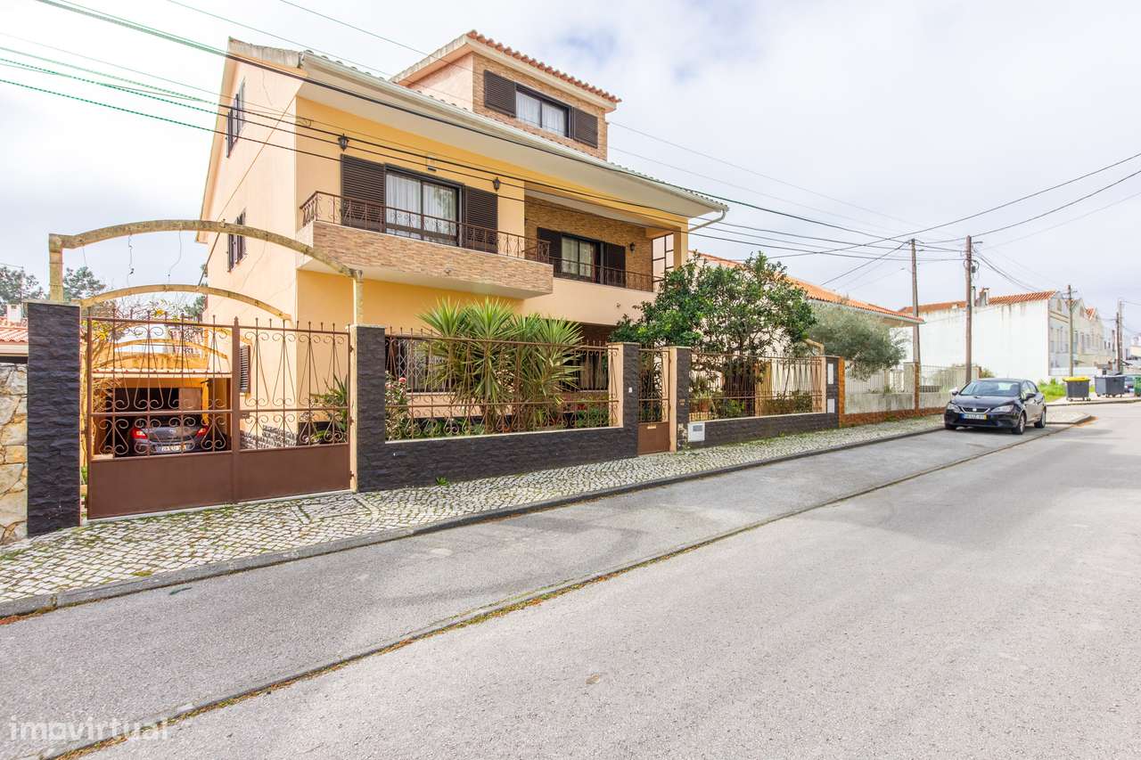 Moradia T5 com sótão, duas cozinhas, possibilidade de duas habitações - Grande imagem: 2/41