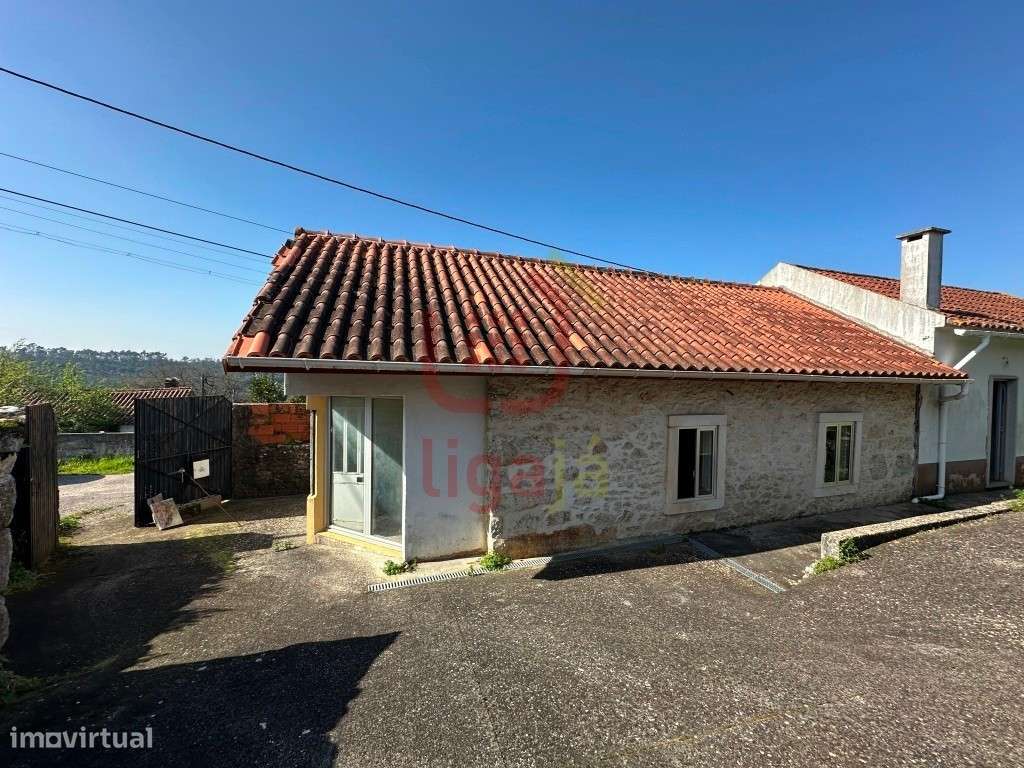 Moradia T2 com Terreno e Anexos - Ourém!-27