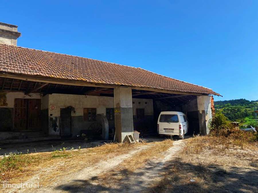 Grande moradia para recuperar, vistas desafogadas, São Gregório-2