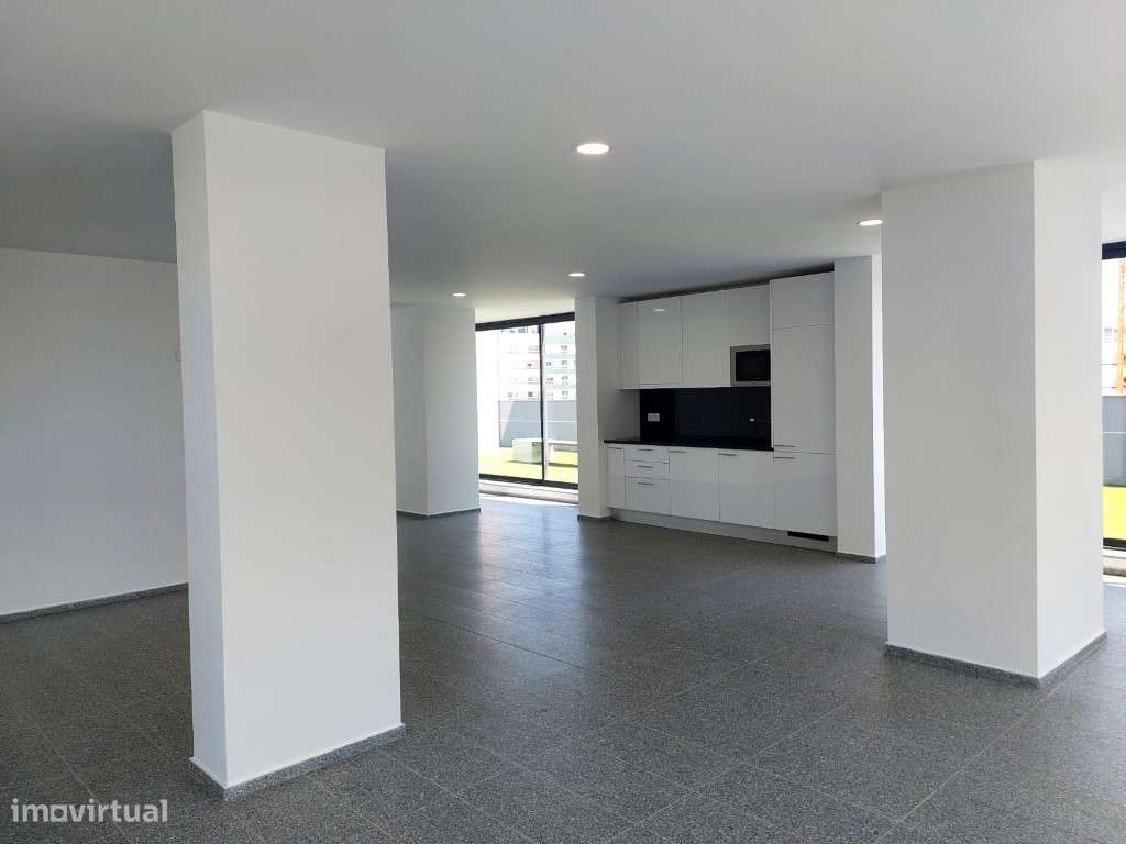 Apartamento T4 com 2 frentes, novo, com churrasqueira; piscina e pl...-32