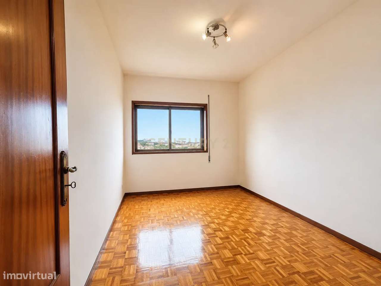APARTAMENTO T2 | VARANDA | LUGAR DE GARAGEM | ARRUMOS | ELEVADOR | GON-19