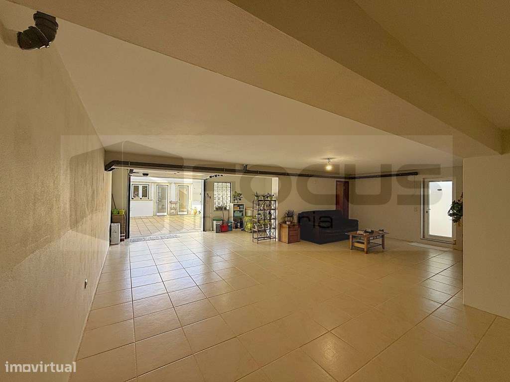 Espaçosa moradia T4 para venda em Esgueira-45