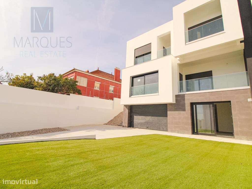 Moradia V4 com Garagem e Logradouro em Vale de Milhaços - Corroios - Grande imagem: 2/39