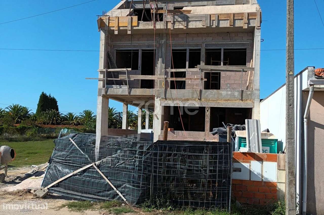 Edificio com 11 suítes e 2 T0s junto a Universidade de Aveiro - Grande imagem: 2/14