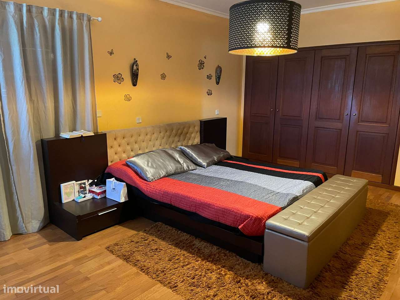 Moradia de 4 frentes com painéis solares, T4, piscina, cave e jardim-10