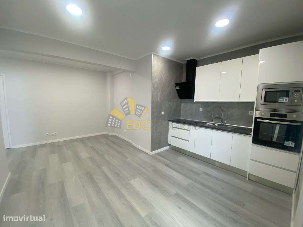 Apartamento T1 Remodelado em Zona Central da Amadora| Junto a Trans...-0