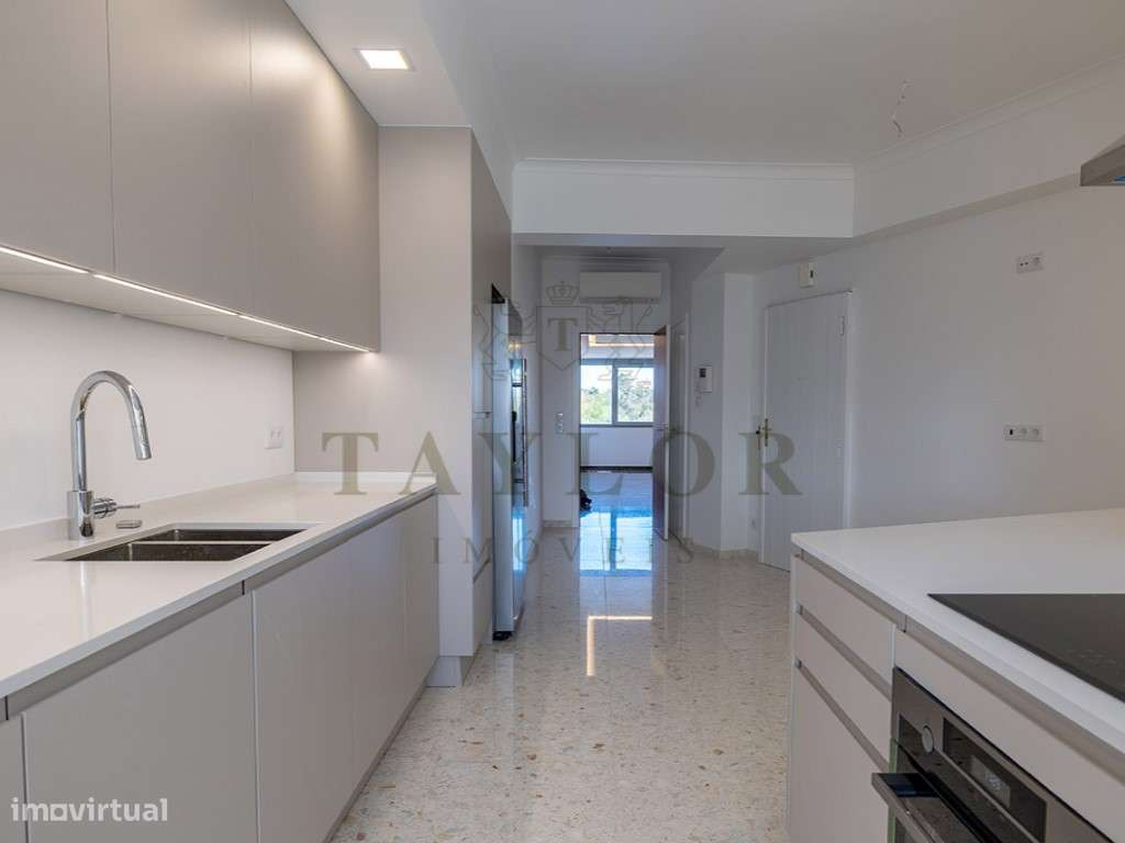 Apartamento T4 com garagem a venda em localização central de Lisboa - Grande imagem: 4/33