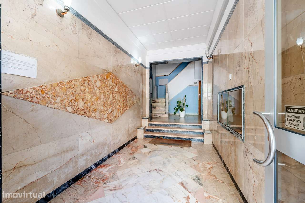 Apartamento T4 - Laranjeiro-3