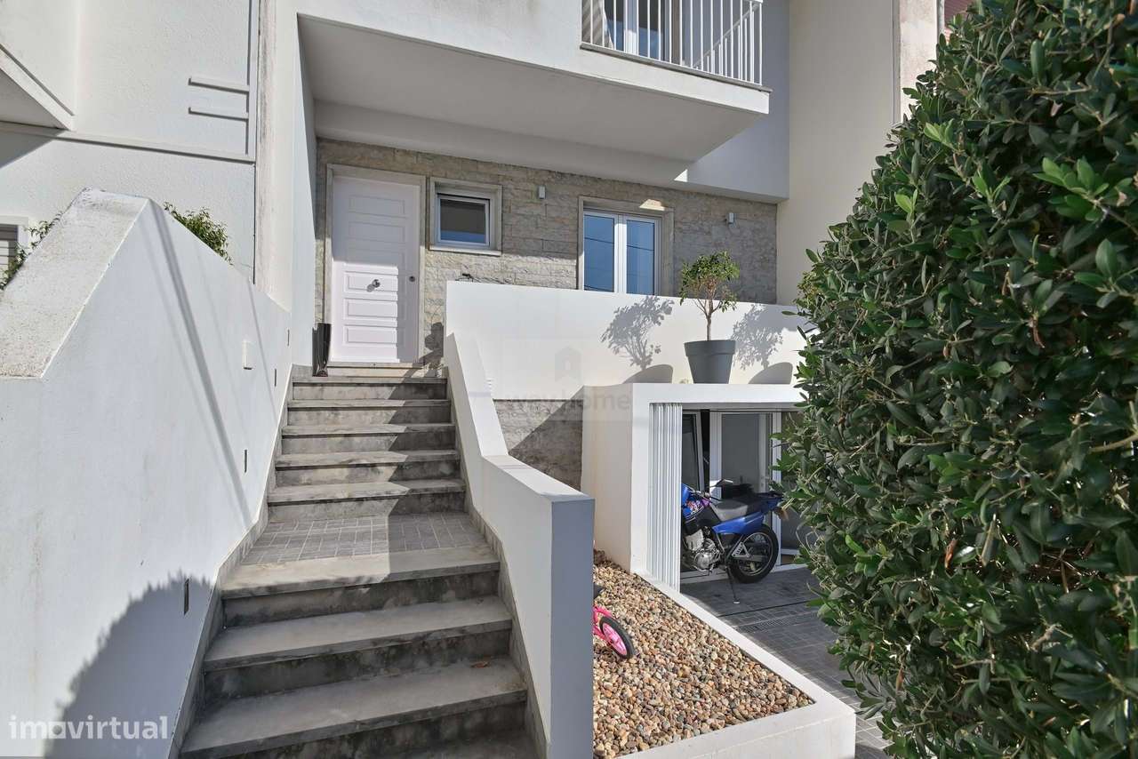 Moradia T3+1 | Sotão e Cave | Remodelada | Pátio Exterior | Amoreira |-34