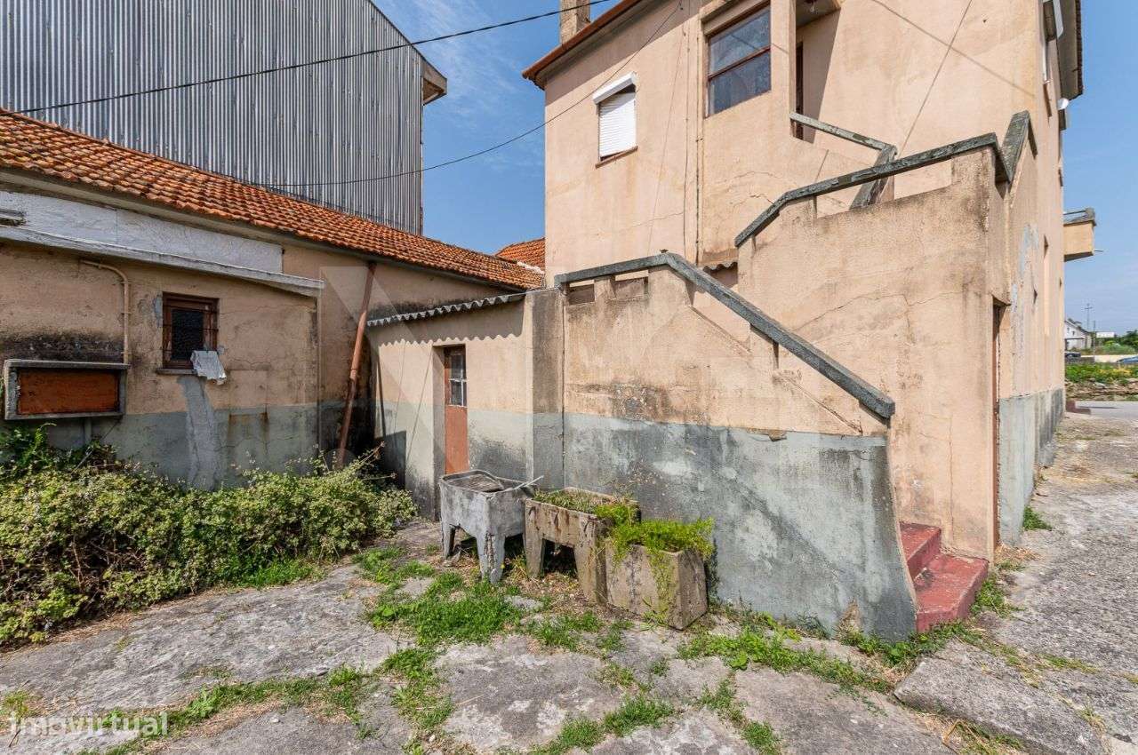 Moradia individual (293m²)com terreno (441m²) para recuperar - Espinho-7