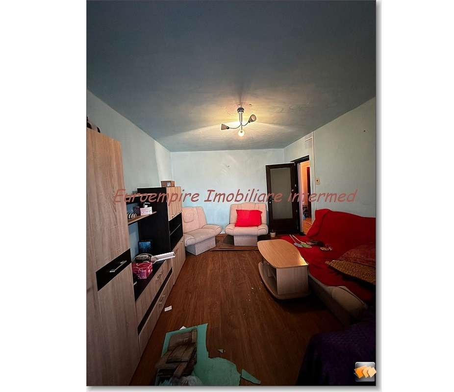 Apartament 2 camere decomandate zona Poarta 6-8