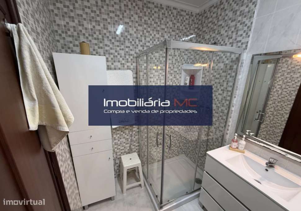 Apartamento T2 com terraço, junto à Avenida da República-4