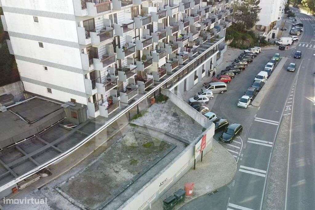 Imóvel com logradouro e piscina muito central no Estoril - Grande imagem: 4/27