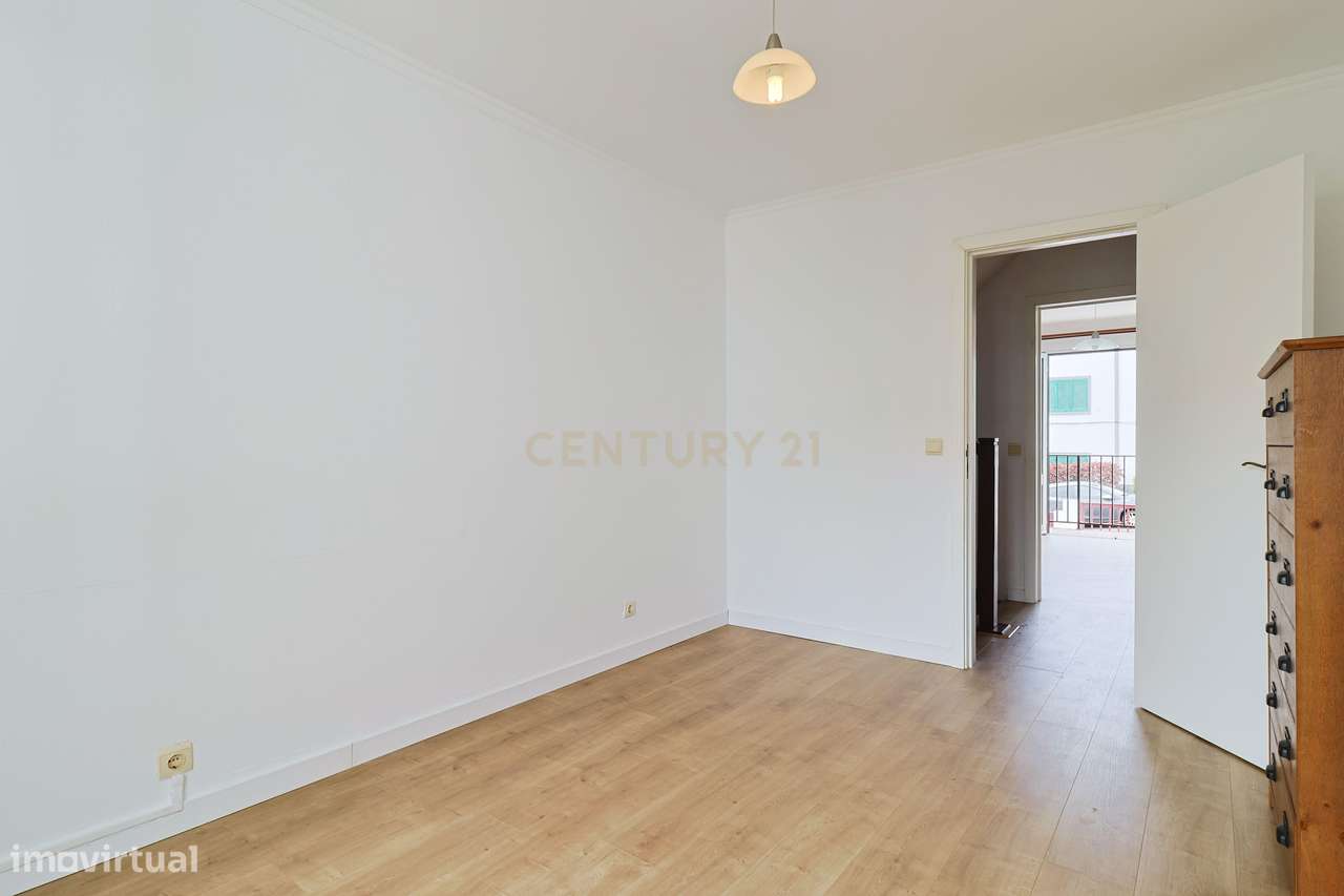 Moradia T2+1 com sótão, garagem, jardim e logradouro – Ponta Delgada-21
