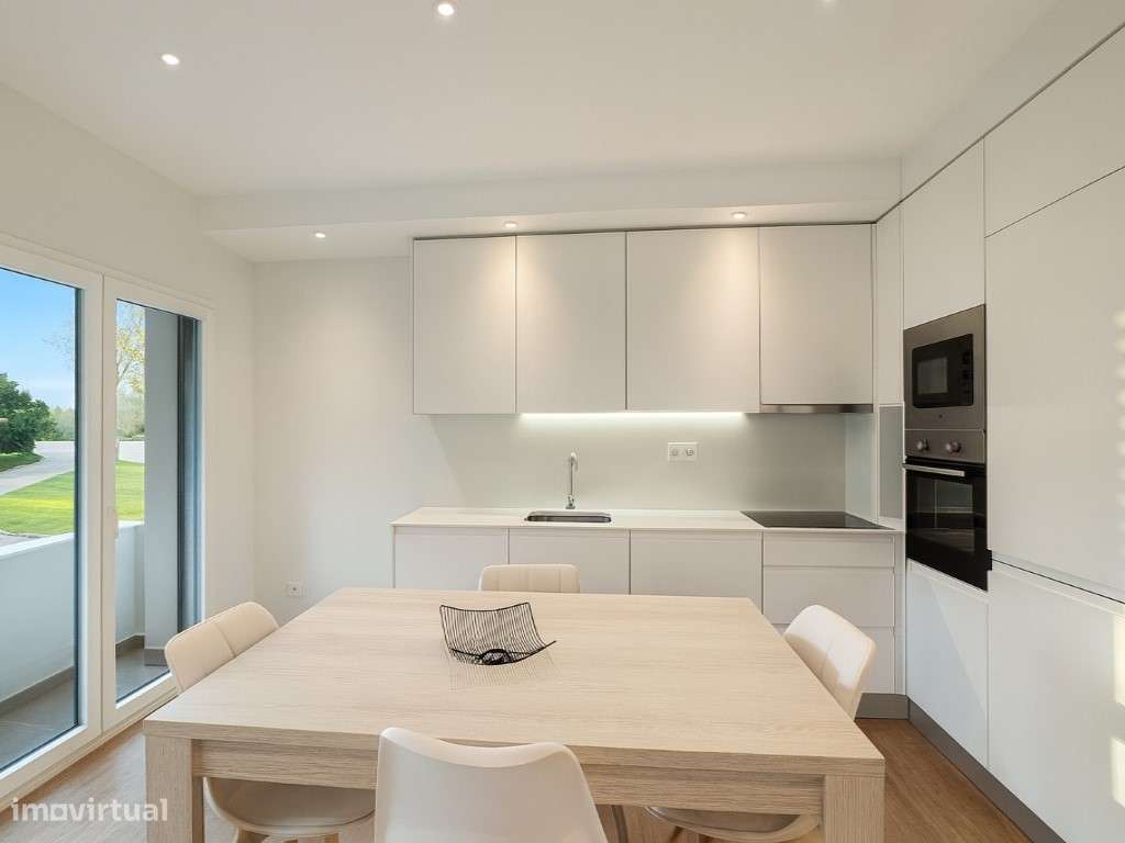 Apartamento T2 Moderno com Varanda e Excelente Luminosidade no Montijo-0