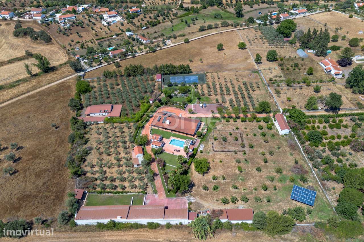 Propriedade com 25.000m2, piscina, court ténis e 2 habitacões com AL - Grande imagem: 5/60