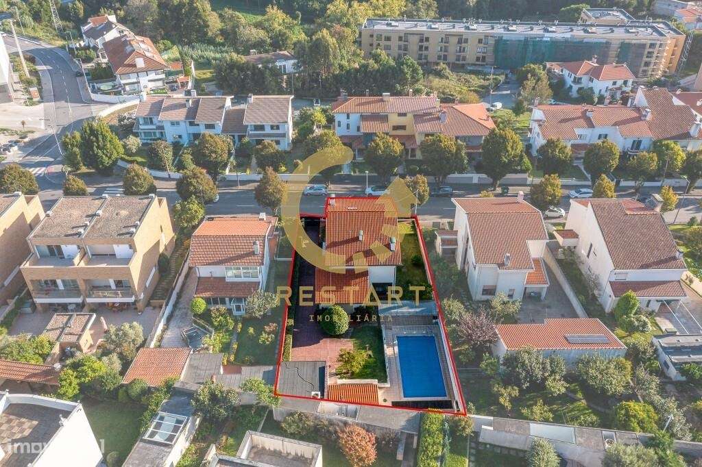 Moradia T5 com piscina e amplo terreno na Avenida de Francelos | Vila-4