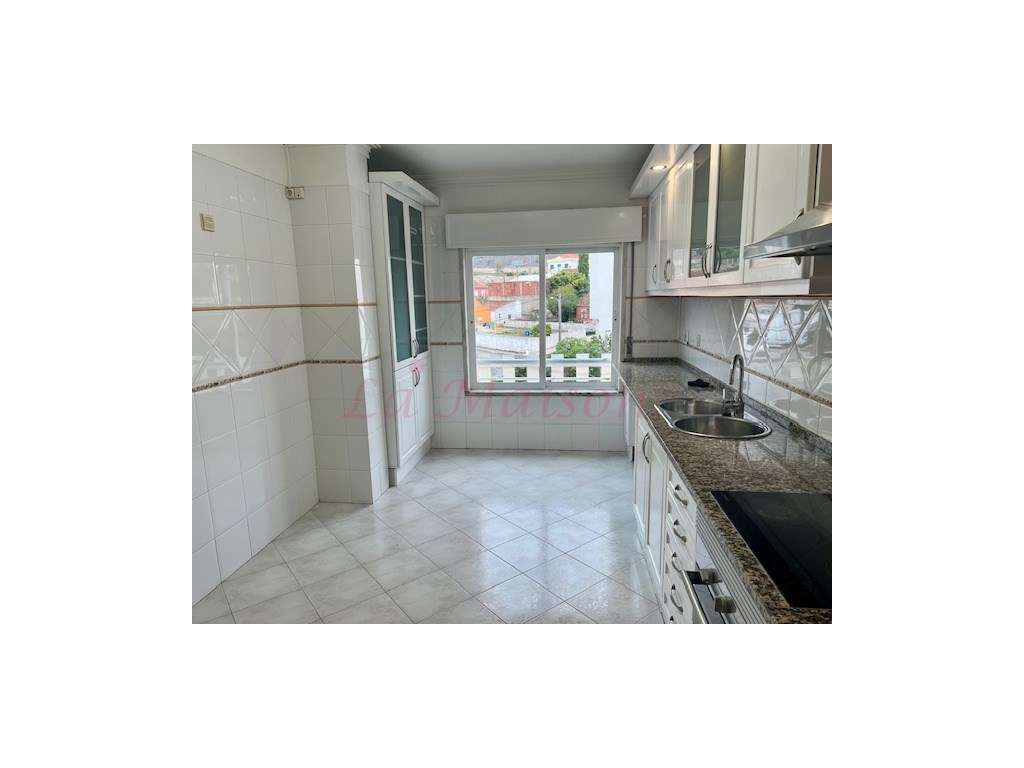 Apartamento T3+1 em Casal de Cambra-5