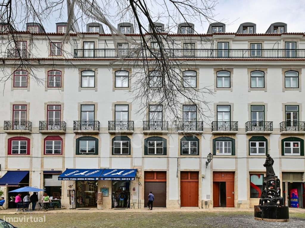 Apartamento T3 renovado no centro histórico de Lisboa-30