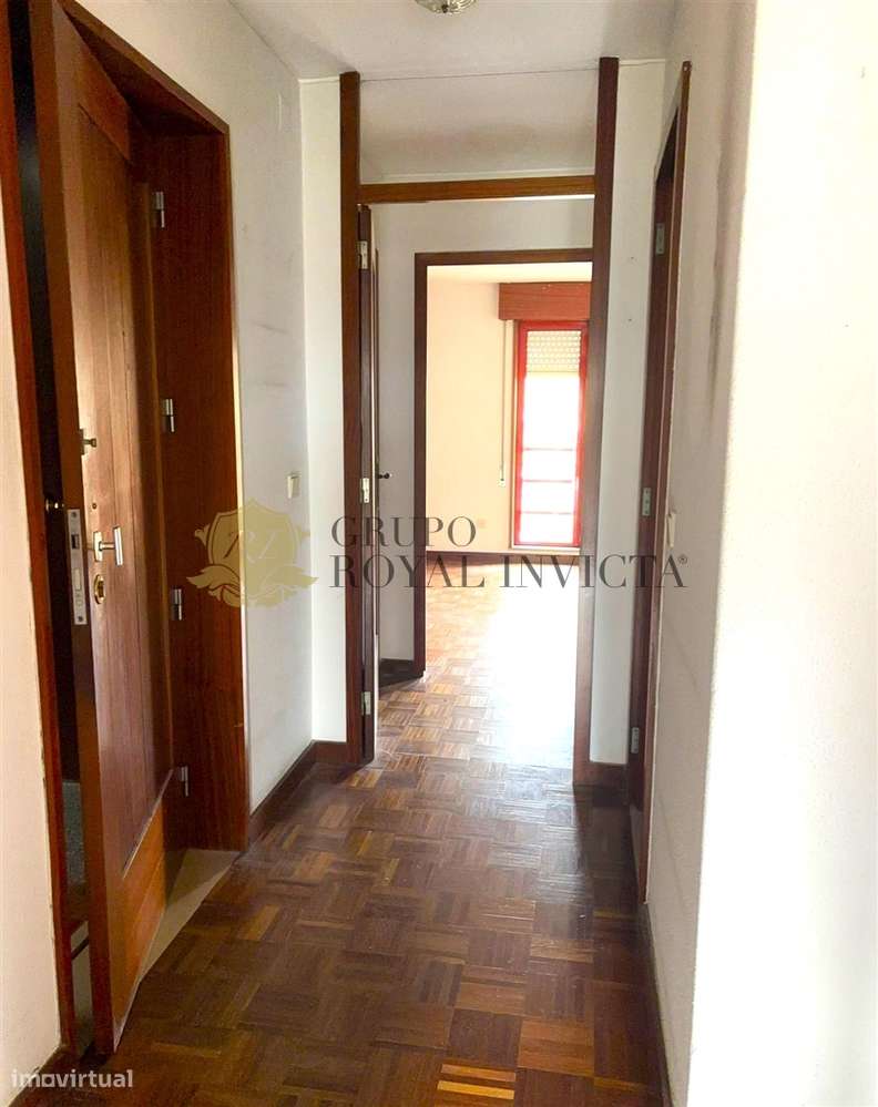 Apartamento T3  com Box Fechada e Varanda junto ao metro -  Senhora da-9