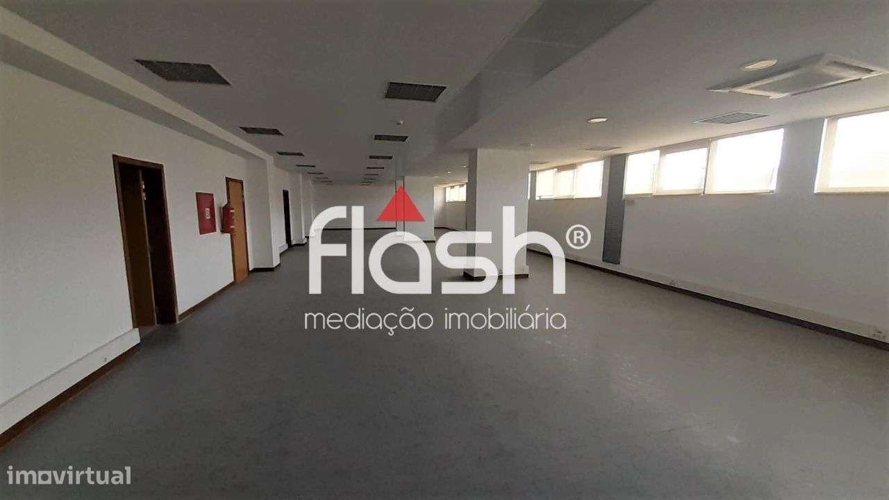 Venda de Espaço de loja/escritórios no Restelo-2