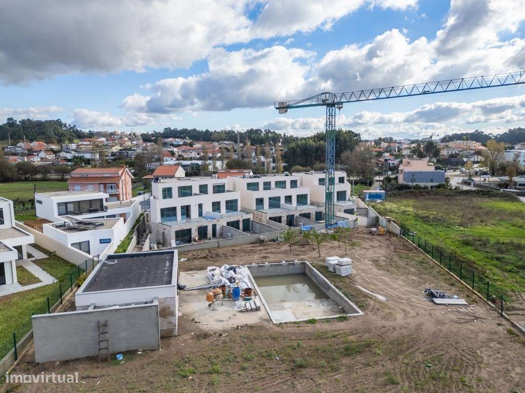 Moradia V3 Geminada com terraço e jardim, a 900 metros do mar-13