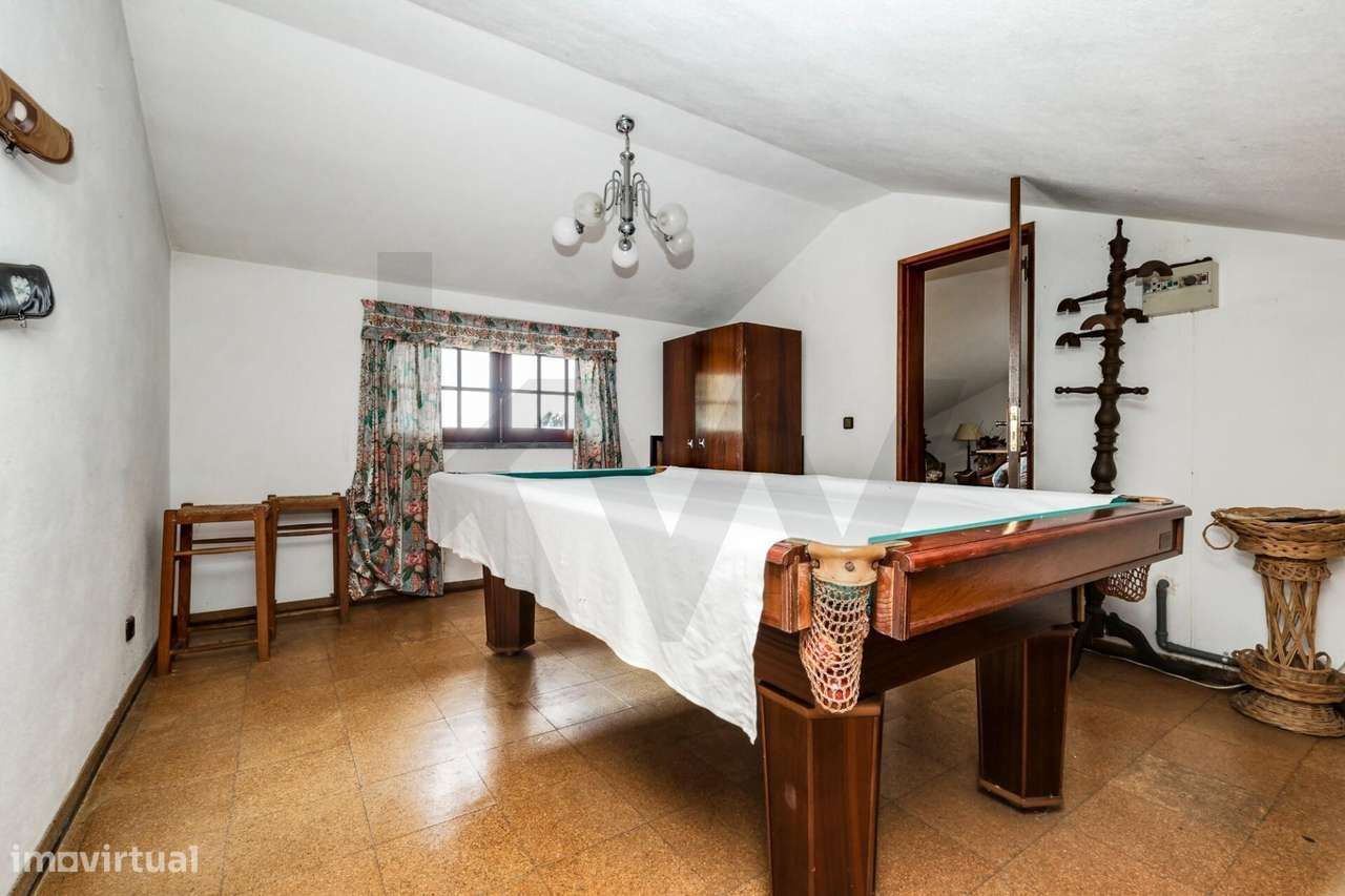 Moradia T6 em Sintra com jardim, garagem e vista de mar ao fundo-24
