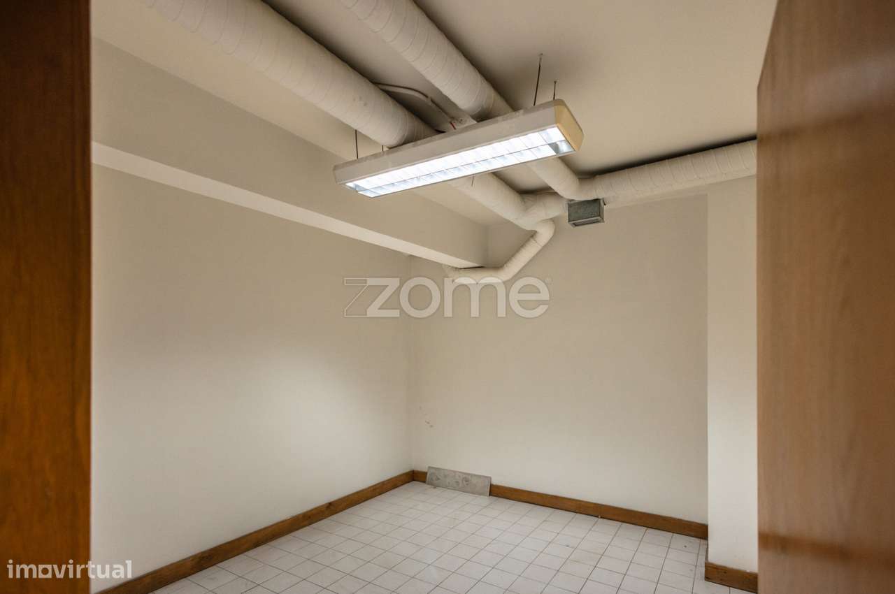 Loja com montra de 175m2 em Odivelas-28
