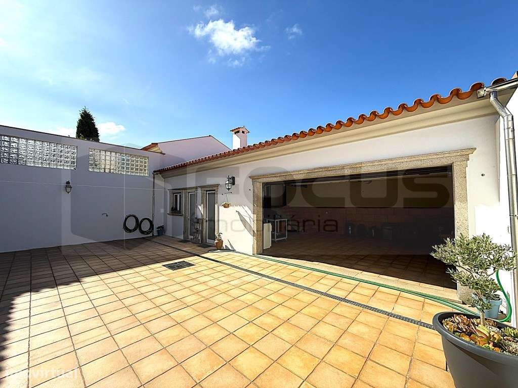 Espaçosa moradia T4 para venda em Esgueira-6