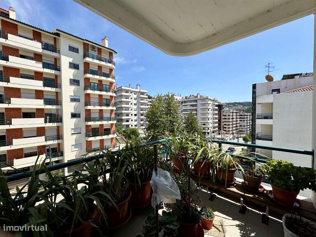 Apartamento T5 com garagem para dois carros em zona de Celas - Grande imagem: 5/23