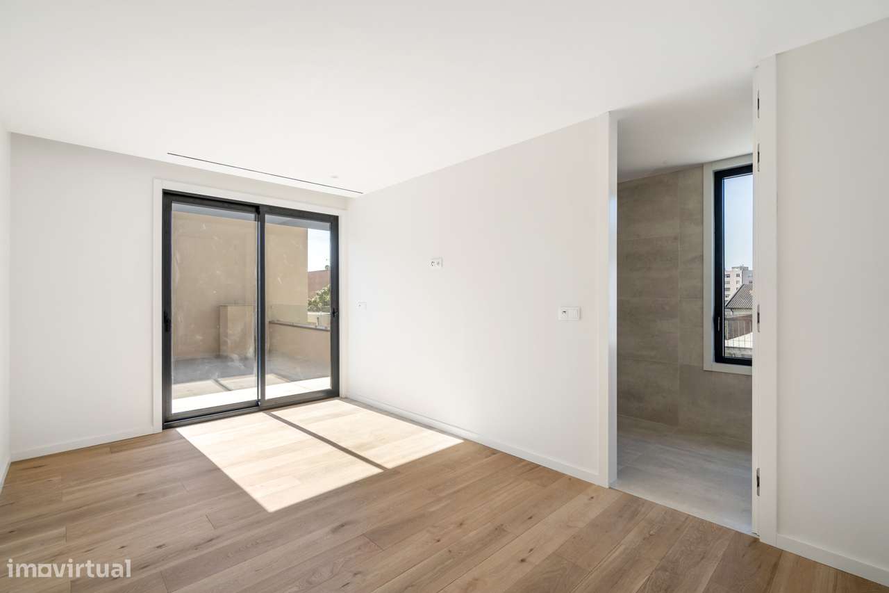 Moradia T3 de Luxo com 3 Suítes, Escritório e Piscina-26