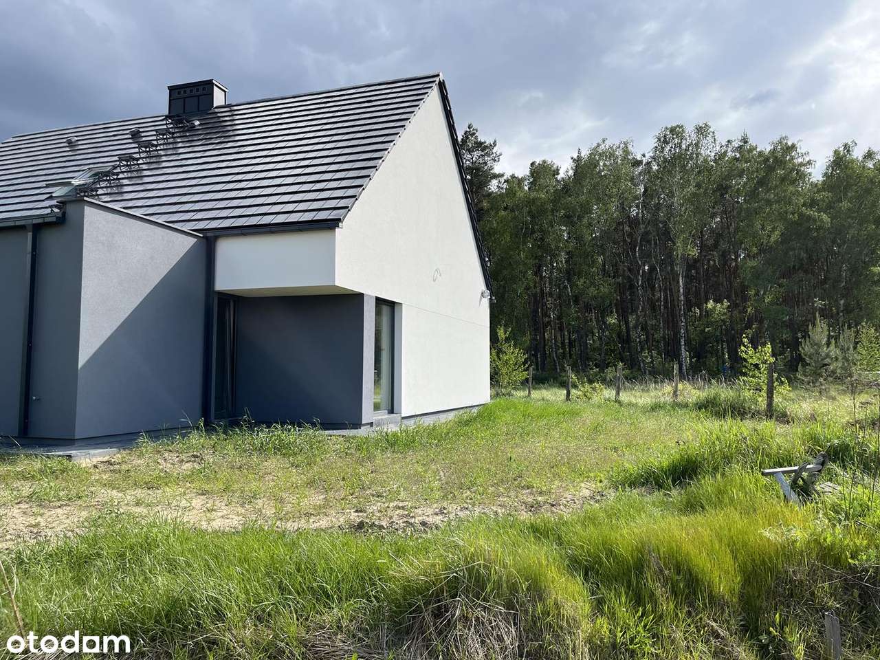Nowoczesny dom z garażem bezpośrednio przy lesie - Pełny obrazek: 4/20