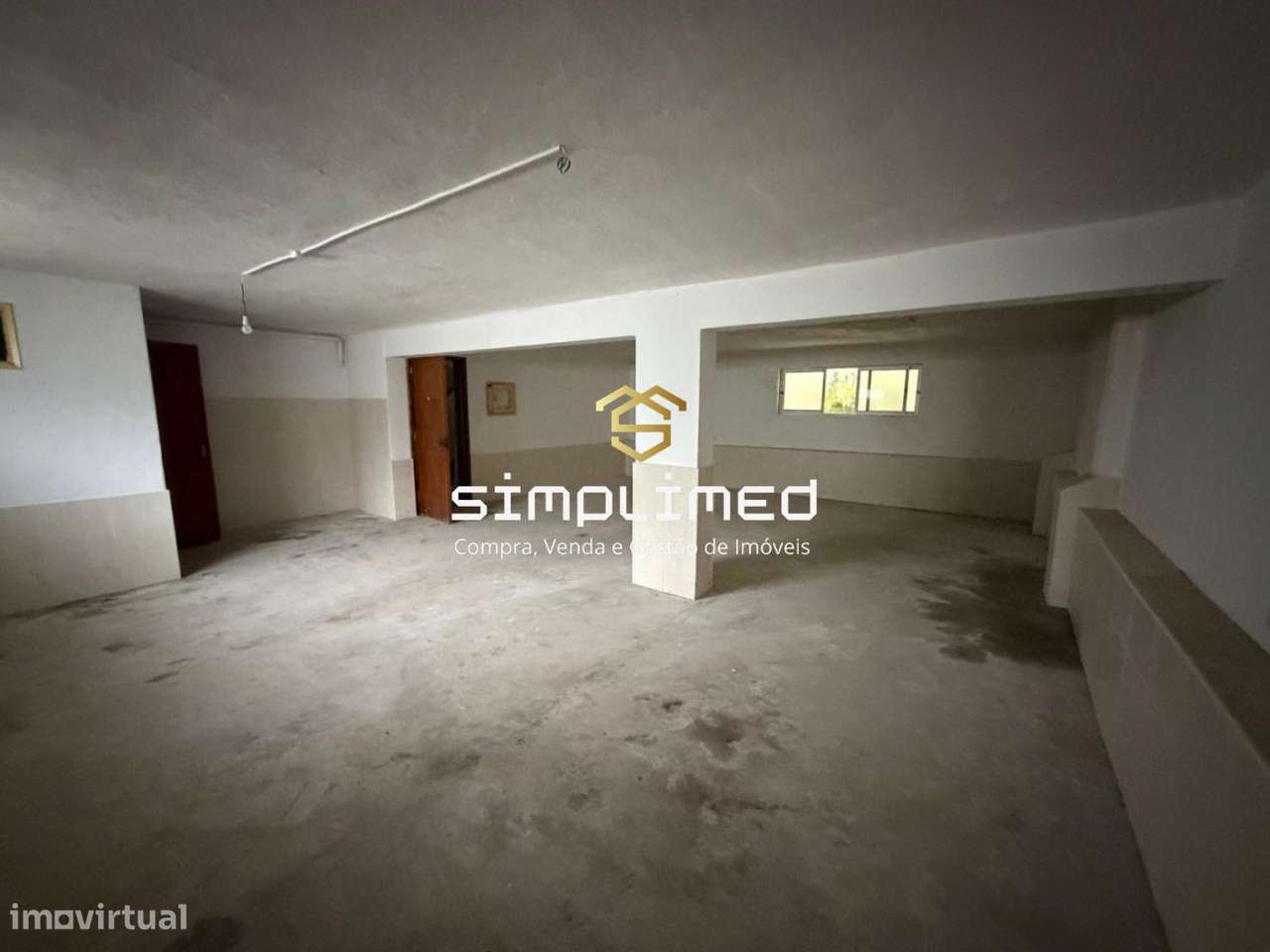 Cave Ampla com Janelas ,Excelente Localização – Baixa da Banheira - Grande imagem: 3/18