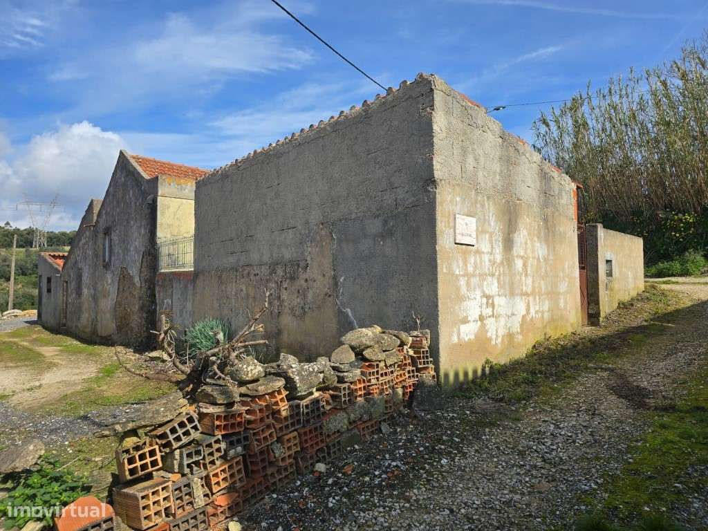 Moradia T3 com terraço, terreno e arrecadação para remodelar, Folgo...-3
