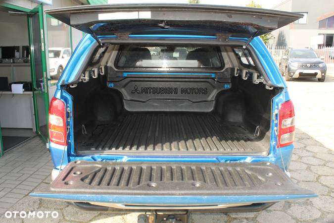 Mitsubishi L200 2.4 d DC Intense + - 9