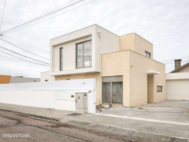Moradia T4 + 1 de arquitetura moderna a 7 minutos do centro de Aveiro-46